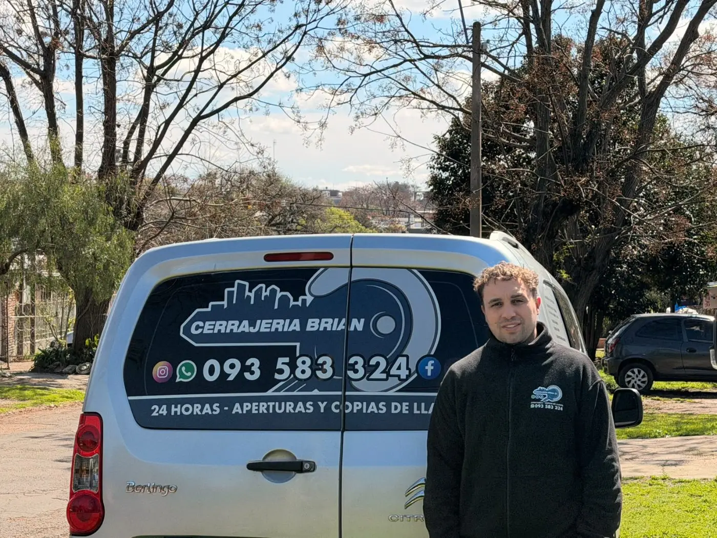 Brian, cerrajero, junto a su camioneta de Cerrajería Brian con el teléfono 093 583 324, en Montevideo