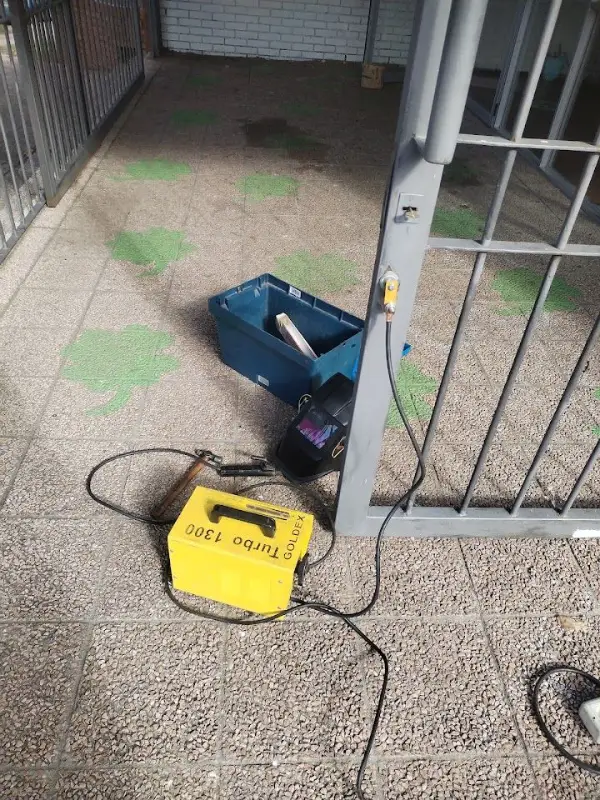 Instalación de cerradura en un portón de reja con equipo de soldadura